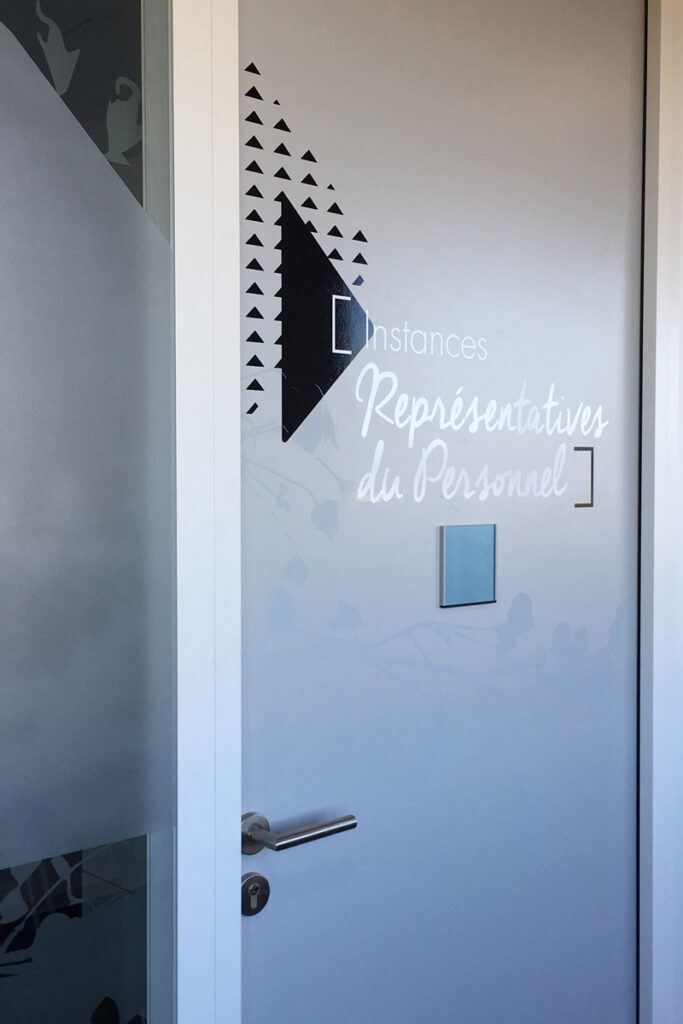 Signalétique sur portes personnalisée en Alsace